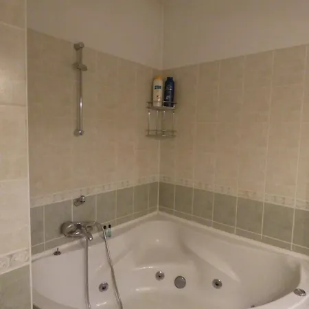 Bok - Modern 2br W Balcony, Free Indoor Parking! Budapešť